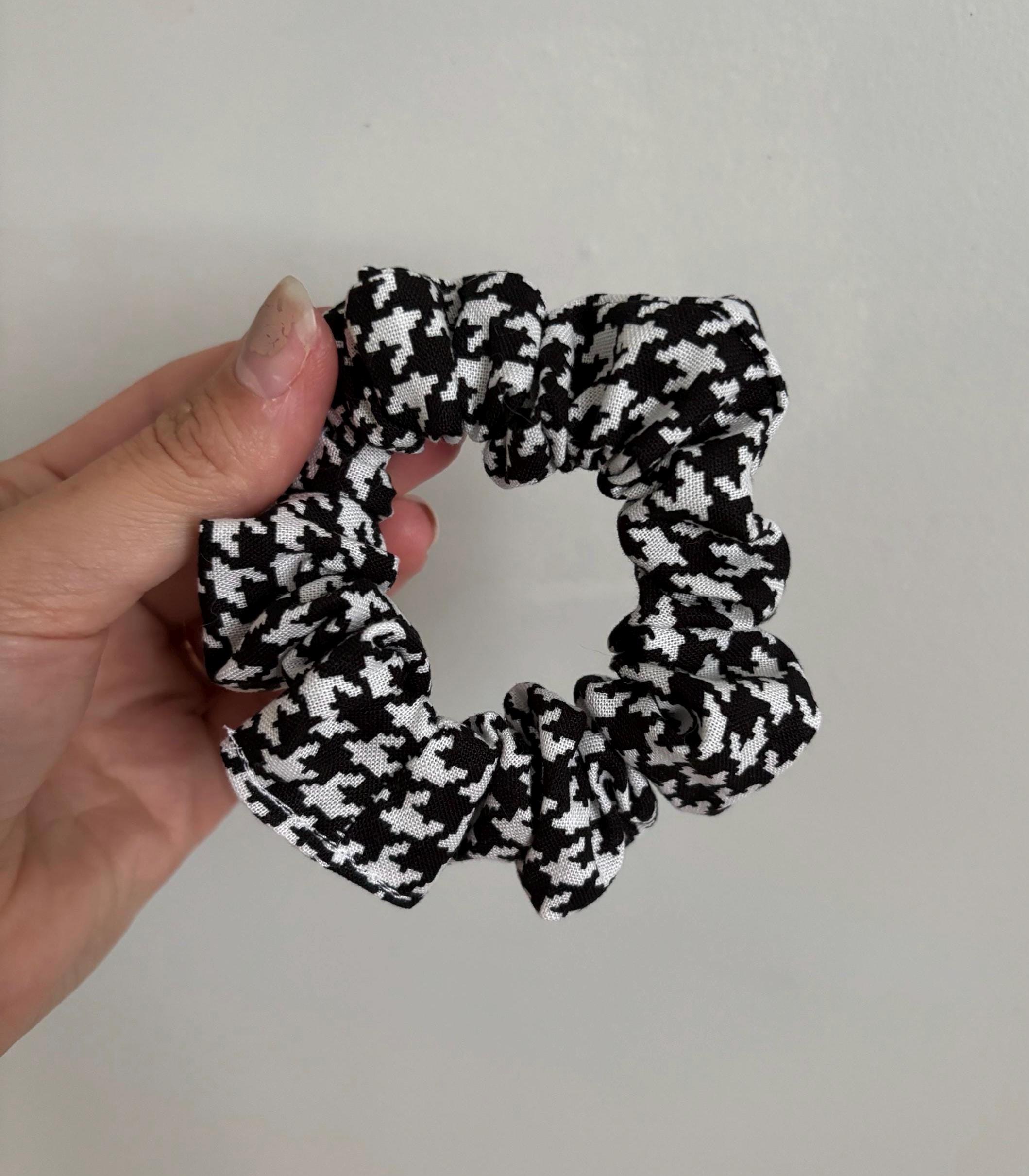Houndstooth Print Scrunchie, Black and White Hounds Tooth 