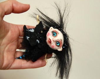 Broche de muñeca de arcilla polimérica espeluznante hecho a mano: figura original pintada con acrílico