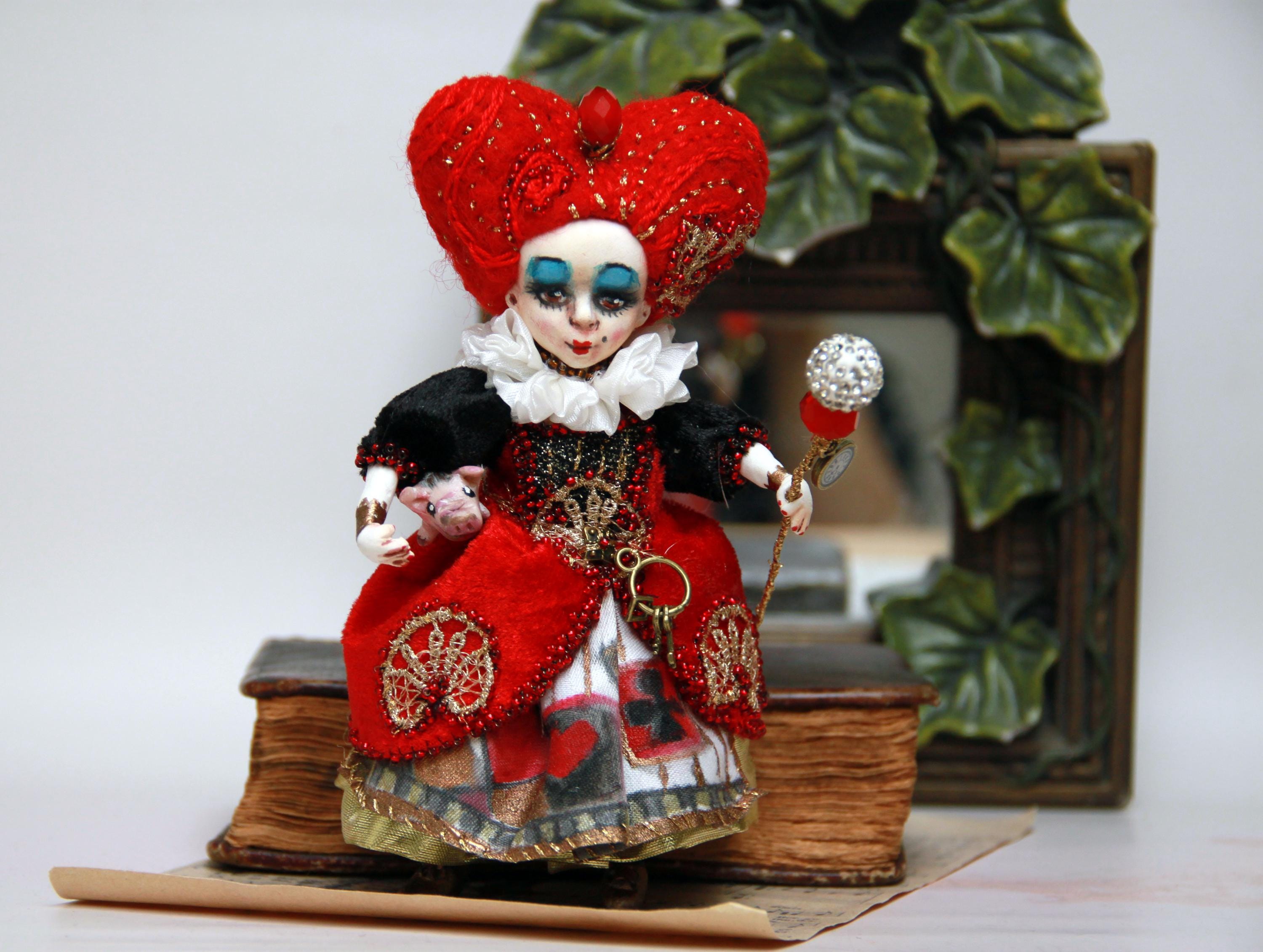 【Queen of Hearts】フィギュリン　人形 Queen of Hearts Figure - Etsy