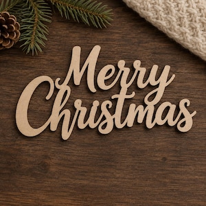 Può includere: Una sagoma in legno color marrone chiaro con il testo Merry Christmas in un carattere corsivo. Le lettere sono collegate in un unico pezzo, mostrando una finitura liscia e opaca con la venatura naturale del legno visibile sulla superficie.