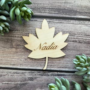 Personalized Maple Leaf Place Card – Custom Engraved Wooden Name Tag for Thanksgiving Table, Fall Wedding, or Autumn Party Favor