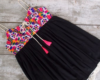 Abito in cotone con giogo ricamato, orlo in pizzo all'uncinetto, abbigliamento da resort boho