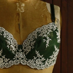 rich emerald green white floral embroidered trim underwire hand dyed bra Y2K // Wacoal // 40 D 40D