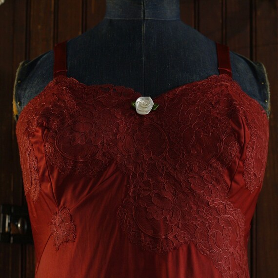 Deep scarlet red 50's Mini empire waist floral la… - image 5