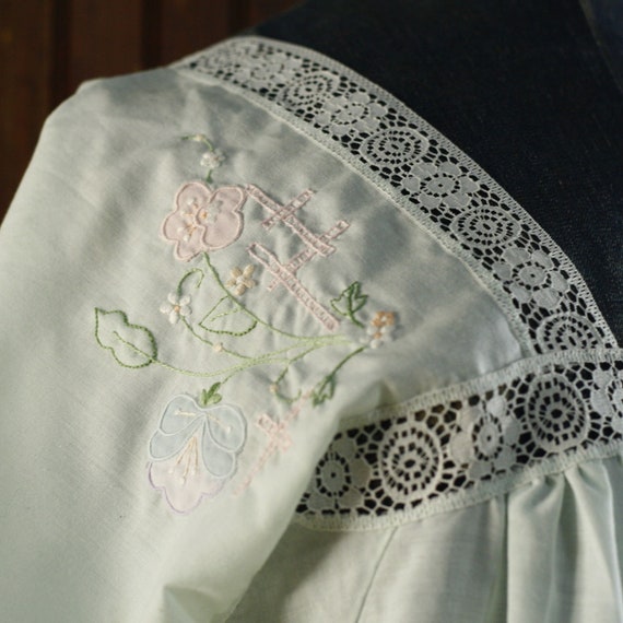 white cotton blend pastel colored floral embroide… - image 3