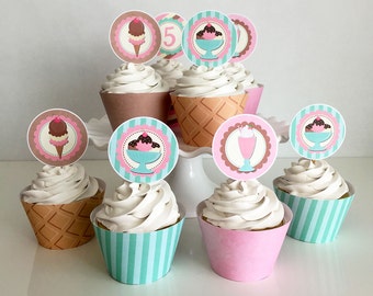 Könnte beinhalten: Sechs Cupcakes, die mit Eiswaffel- und Eisbecher-Cupcake-Toppern verziert sind. Die Cupcakes sind mit weißem Frosting überzogen und haben braune, rosa und grüne gestreifte Cupcake-Förmchen. Die Cupcake-Topper haben ein rosa, braunes und weißes Farbschema.