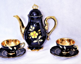 B.H. Geschenke Cobalt Blue Teapot with Teacups