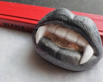 Vampire Fangs Bath Bomb: Black Rose Scented Lips