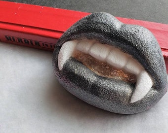 Vampire Fangs Bath Bomb - Halloween Horror Bath Bomb - Dracula - Lips Bath Bomb