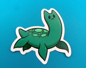 Può includere: Un adesivo di cartone animato verde di una creatura simile a un gatto con un collo lungo e un corpo rotondo. La creatura ha occhi grandi e una bocca piccola. Sta nuotando nell'acqua.