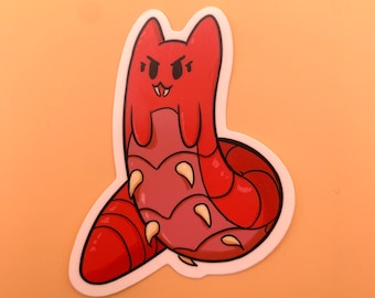 Può includere: Un gatto rosso di cartone animato con un'espressione minacciosa, rannicchiato con una coda a forma di verme. Il gatto ha denti e artigli affilati, e la sua coda è segmentata e termina con una punta affilata.