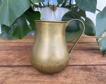 Jarro de latão pesado vintage | Antigo | Artigos para bebidas | Utensílios de serviço | Vaso de flores | Exibição floral | Decoração de casa | Estilo Fazenda | Pátina