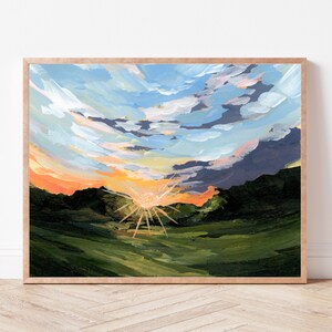 K&ouml;nnte beinhalten: Ein Gem&auml;lde, das einen Sonnenuntergang &uuml;ber einem gr&uuml;nen Feld zeigt, mit einer leuchtend orangen Sonne und blauen und violetten Wolken am Himmel.
