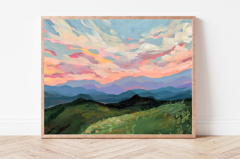 Puede incluir: Una pintura de un paisaje con una cordillera de monta&ntilde;as en el fondo y un campo de hierba verde en primer plano. El cielo es de un rosa y azul vibrante con nubes blancas y esponjosas.