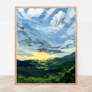 以下が含まれることがあります： 緑の風景に沈む夕日を表現した絵画。太陽は明るい黄色で、そこから光線が伸びている。空は薄い青色で白い雲がある。