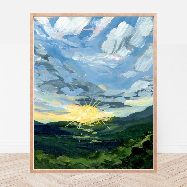 以下が含まれることがあります： 緑の風景に沈む夕日を表現した絵画。太陽は明るい黄色で、そこから光線が伸びている。空は薄い青色で白い雲がある。