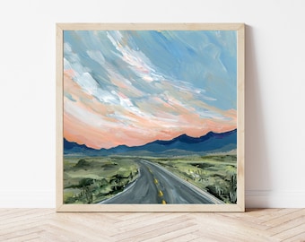 Puede incluir: Una pintura de un paisaje desértico con un camino que se adentra en la distancia. El cielo es de un azul claro con nubes rosadas y blancas. Las montañas en la distancia son de un azul oscuro.