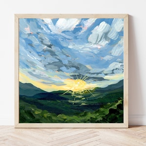 以下が含まれることがあります： 山脈に沈む夕日を表現した絵画。空は鮮やかな青色で、ふわふわとした白い雲が広がっている。太陽は明るい黄色で、そこから光線が伸びている。山々は濃い緑色である。