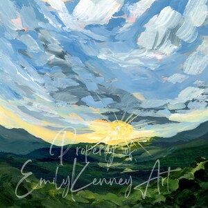 以下が含まれることがあります： 緑の山脈の上に沈む夕日を表現した絵画。空は青、グレー、白の雲が混ざり合っています。太陽は明るい黄色の円形で、そこから光線が伸びています。絵画の右下隅には「Property of Emily Kenney Art」という文字が見えます。