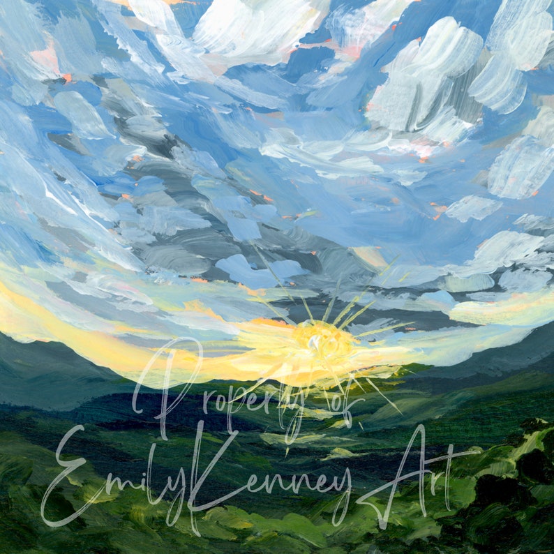 以下が含まれることがあります： 緑の山脈の上に沈む夕日を表現した絵画。空は青、グレー、白の雲が混ざり合っています。太陽は明るい黄色の円形で、そこから光線が伸びています。絵画の右下隅には「Property of Emily Kenney Art」という文字が見えます。
