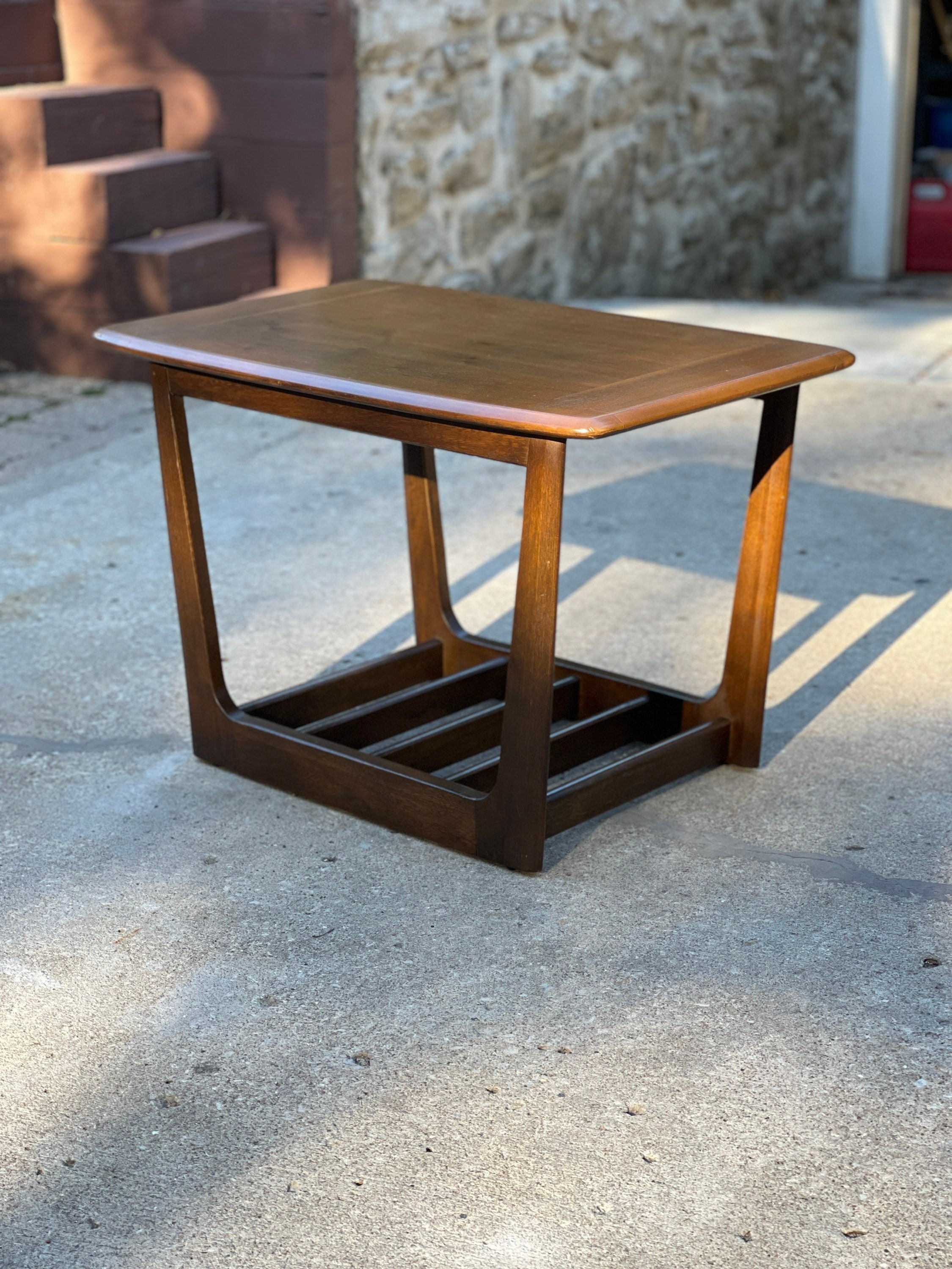 Lane Walnut End Table With Sleigh Leg Vintage MCM Lane End Table