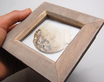 Single Glazed Round Porcelain Tile displayed in a Shabby Chic Style Frame