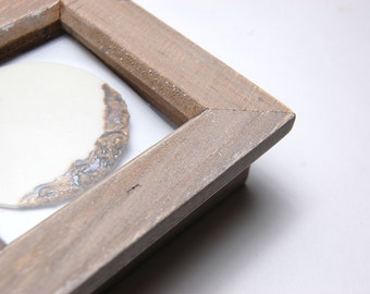 Single Glazed Round Porcelain Tile in a Shabby Chic Style Frame