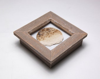 Single Glazed Round Porcelain Tile in a Shabby Chic Style Frame