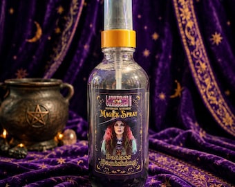 Pode incluir: Um frasco de spray de vidro transparente com um colar amarelo e uma tampa de plástico transparente. O rótulo apresenta o texto Lightclub Curiosities Handmade Witchery Magick Spray Badass Banishing e uma ilustração de uma pessoa com cabelo rosa usando um chapéu.