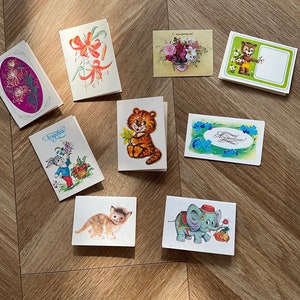 Postales pequeñas de la URSS con flores y felicitaciones
