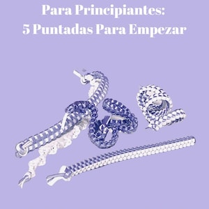 Puede incluir: Un fondo lavanda presenta ejemplos de proyectos de tejido de plástico en blanco y azul. El texto dice "Tejer Hilos Plásticos Para Principiantes: 5 Puntadas Para Empezar" y "Violet Fontenot".