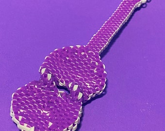 Llavero con forma de guitarra tejido a mano, Boondoggle, Scoubidou para llaves, mochilas o accesorios para bolsos