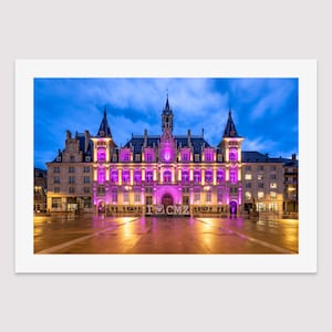 Tirage photo de l'Hôtel de Ville de Charleville-Mézières illuminé en rose lors de l'heure bleue