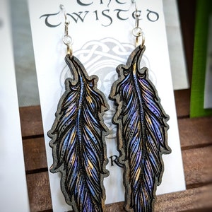 Boucles d&#39;oreilles en bois peint à la main plume de corbeau//bois recyclé durable Sterling Witchy Cottagecore corbeau corbeau