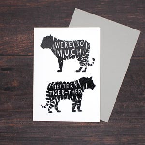 Somos mucho mejores Tiger-ther * Tarjeta de juego de palabras humorística serigrafiada * Animales de la naturaleza Tigres * Fabricada en el Reino Unido * Tarjeta de aniversario