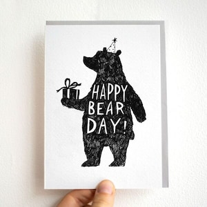 Happy Bear Day * Carte d'anniversaire sérigraphiée * Conçu et imprimé au Royaume-Uni * Fauteuil Jelly * Humour Pun Nature Animal *