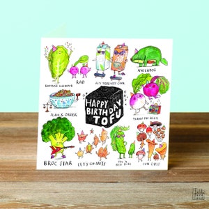 K&ouml;nnte beinhalten: Eine bunte Gru&szlig;karte mit einer Cartoon-Illustration verschiedener Gem&uuml;se und Fr&uuml;chte. Die Karte lautet "Happy Birthday Tofu" in schwarzen Buchstaben mit wei&szlig;em Umriss. Die Karte zeigt eine Vielzahl von Gem&uuml;se und Fr&uuml;chten, darunter einen Brokkoli, der Gitarre spielt, eine Gurke mit Sonnenbrille, eine R&uuml;be mit einem Boombox und einen Pilz mit einer Partym&uuml;tze.