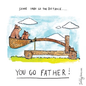 Pu&ograve; includere: Un'illustrazione di due orsi in stile cartone animato che cavalcano una catapulta. Gli orsi indossano occhiali protettivi e la catapulta &egrave; fatta di legno. Il testo "Some dads go the distance... You go father!" &egrave; scritto sotto la catapulta.