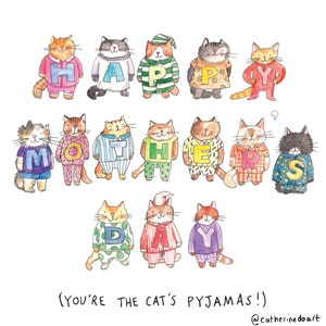 Puede incluir: Una ilustraci&oacute;n de acuarela de gatos con pijamas con letras que deletrean "Feliz D&iacute;a de la Madre". El texto debajo de los gatos dice "(&iexcl;Eres la pijamas del gato!)" e incluye el nombre de usuario del artista en las redes sociales.