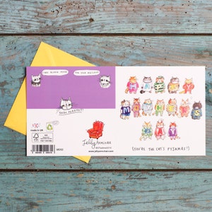 Puede incluir: Una tarjeta de felicitaci&oacute;n con un fondo morado y un mensaje que dice "You're purrfect!" La parte delantera de la tarjeta presenta una ilustraci&oacute;n colorida de gatos con pijamas que forman las palabras "Happy Mother's Day". El texto "(You're the cat's pajamas!)" est&aacute; impreso debajo de la ilustraci&oacute;n.