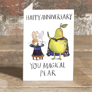 Buon anniversario, pera magica * Biglietto di auguri per l'anniversario * Biglietto di auguri per l'anniversario per una coppia * Gioco di parole fruttato * Magia del coniglietto *