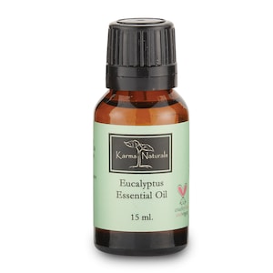 Könnte beinhalten: Eine braune Glasflasche mit schwarzem Verschluss, die ätherisches Eukalyptusöl von Karma Naturals enthält. Die Flasche ist mit dem Produktnamen, der Marke und dem Volumen (15 ml) beschriftet. Das Etikett enthält auch den Text "cruelty-free and vegan".