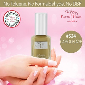 Puede incluir: Una botella de esmalte de u&ntilde;as Karma Hues en el tono #524 Camouflage. La botella es de vidrio transparente con una tapa plateada y una etiqueta que dice "Karma Hues" y "Sin tolueno, sin formaldeh&iacute;do".