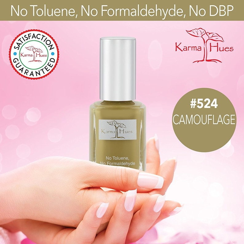 Puede incluir: Una botella de esmalte de u&ntilde;as Karma Hues en el tono #524 Camouflage. La botella es de vidrio transparente con una tapa plateada y una etiqueta que dice "Karma Hues" y "Sin tolueno, sin formaldeh&iacute;do".