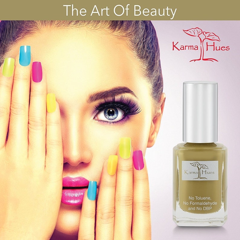 Puede incluir: Una botella de esmalte de u&ntilde;as Karma Hues de color marr&oacute;n apagado. La botella tiene una tapa plateada y una etiqueta que dice "Karma Hues" y "Sin tolueno, sin formaldeh&iacute;do y sin DBP".