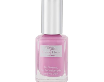 Peut inclure: Un flacon de vernis à ongles rose avec un bouchon argenté. Le flacon porte une étiquette indiquant "Karma Hues" et "No Toluene, No Formaldehyde and No DBP".