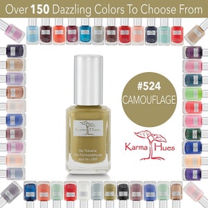 Puede incluir: Una botella de esmalte de u&ntilde;as Karma Hues en el color #524 Camuflaje. La botella es dorada con una tapa plateada y un logotipo de hoja verde. La etiqueta dice "Sin tolueno, sin formaldeh&iacute;do y sin DBP".
