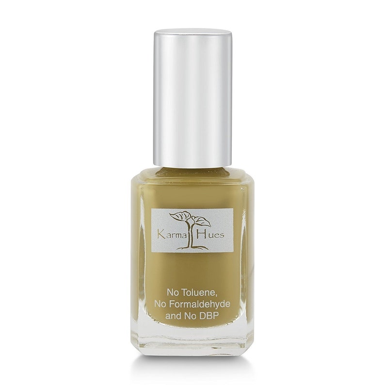 Puede incluir: Una botella de esmalte de u&ntilde;as Karma Hues de color verde oliva apagado. La botella est&aacute; etiquetada con el nombre de la marca y el texto "No Toluene, No Formaldehyde and No DBP".