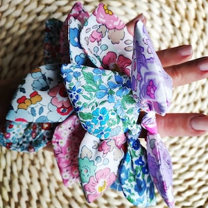 Semanario de elásticos para el pelo con moño decorativo en Liberty London y algodón