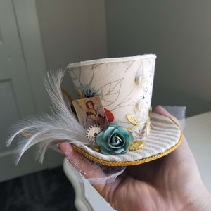Witte Vintage geïnspireerde Mini Top Hat - Feather en Blue Rose Gestreept